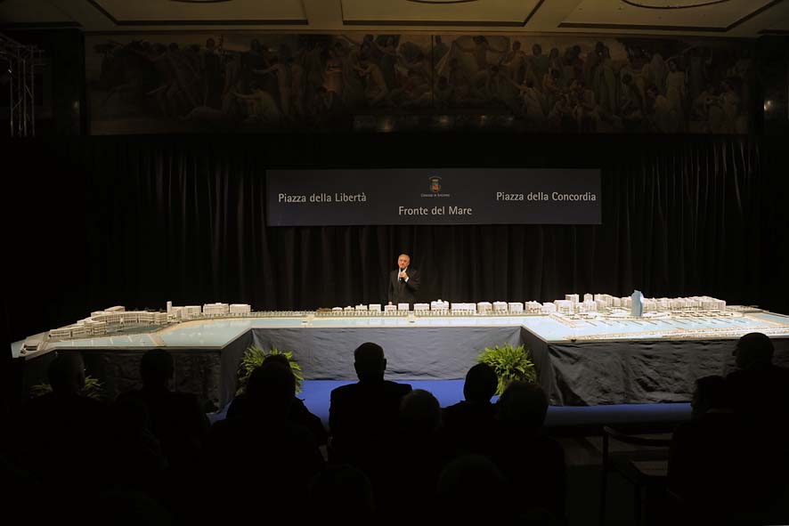   Il Sindaco De Luca presenta il plastico del fronte del mare da piazza della Liberta' a piazza della Concordia. Palazzo di Citta', sabato 12 dicembre 2009
