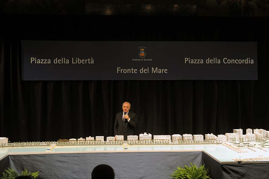   Il Sindaco De Luca presenta il plastico del fronte del mare da piazza della Liberta' a piazza della Concordia. Palazzo di Citta', sabato 12 dicembre 2009
