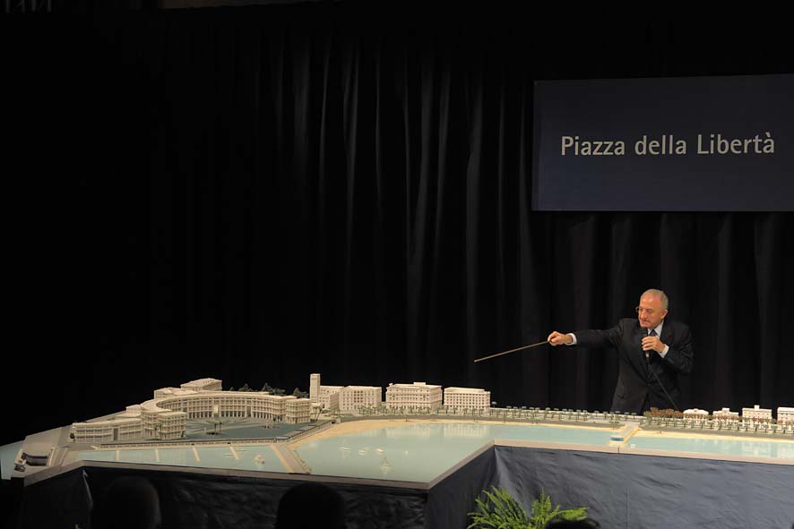   Il Sindaco De Luca presenta il plastico del fronte del mare da piazza della Liberta' a piazza della Concordia. Palazzo di Citta', sabato 12 dicembre 2009
