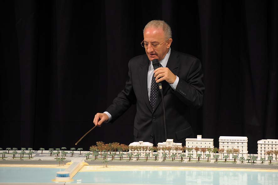   Il Sindaco De Luca presenta il plastico del fronte del mare da piazza della Liberta' a piazza della Concordia. Palazzo di Citta', sabato 12 dicembre 2009
