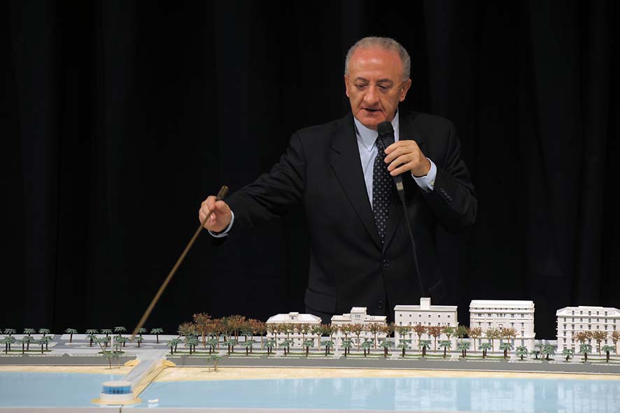   Il Sindaco De Luca presenta il plastico del fronte del mare da piazza della Liberta' a piazza della Concordia. Palazzo di Citta', sabato 12 dicembre 2009

