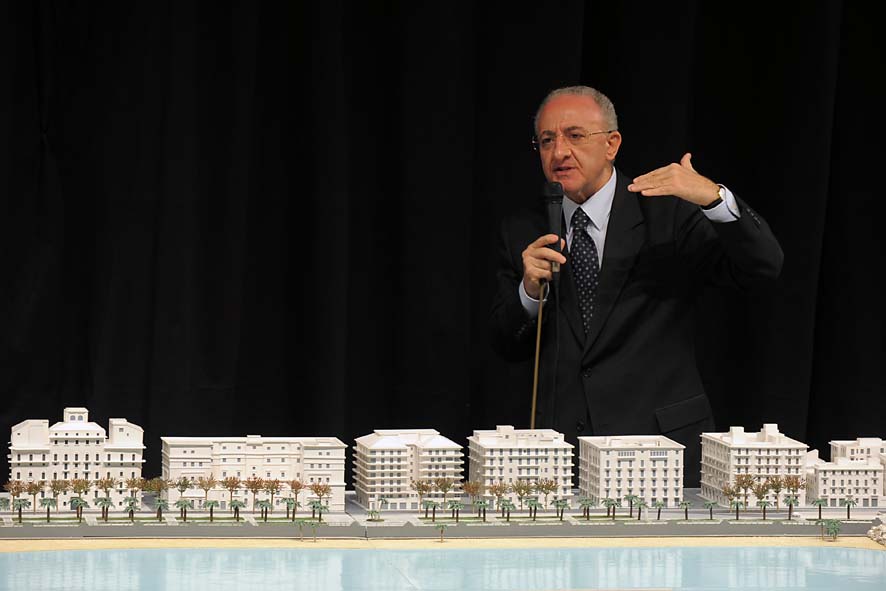   Il Sindaco De Luca presenta il plastico del fronte del mare da piazza della Liberta' a piazza della Concordia. Palazzo di Citta', sabato 12 dicembre 2009
