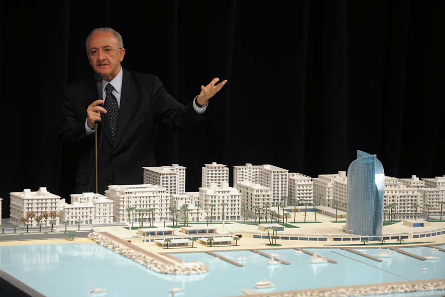   Il Sindaco De Luca presenta il plastico del fronte del mare da piazza della Liberta' a piazza della Concordia. Palazzo di Citta', sabato 12 dicembre 2009
