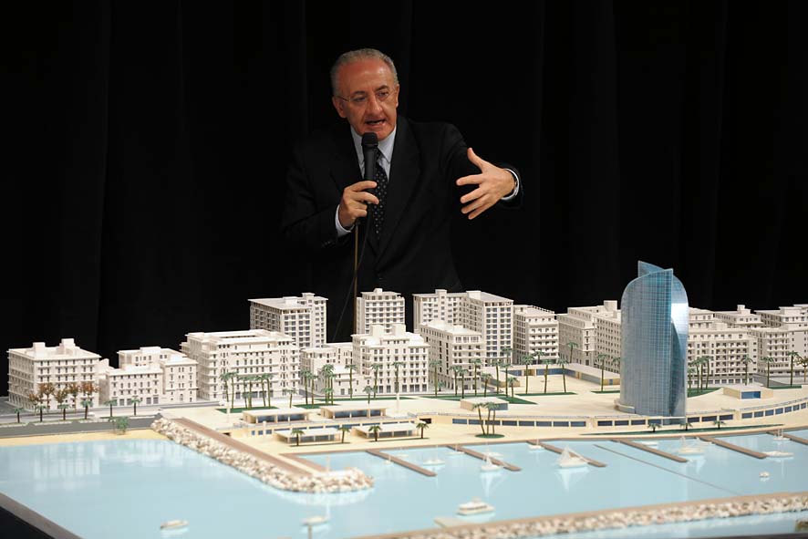   Il Sindaco De Luca presenta il plastico del fronte del mare da piazza della Liberta' a piazza della Concordia. Palazzo di Citta', sabato 12 dicembre 2009
