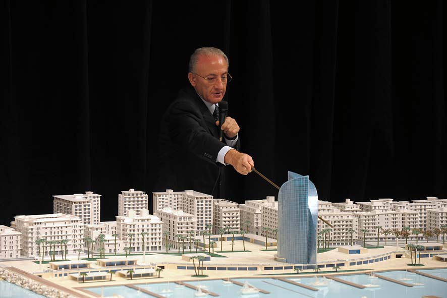  Il Sindaco De Luca presenta il plastico del fronte del mare da piazza della Liberta' a piazza della Concordia. Palazzo di Citta', sabato 12 dicembre 2009

