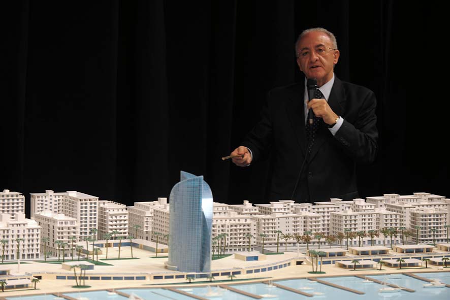   Il Sindaco De Luca presenta il plastico del fronte del mare da piazza della Liberta' a piazza della Concordia. Palazzo di Citta', sabato 12 dicembre 2009
