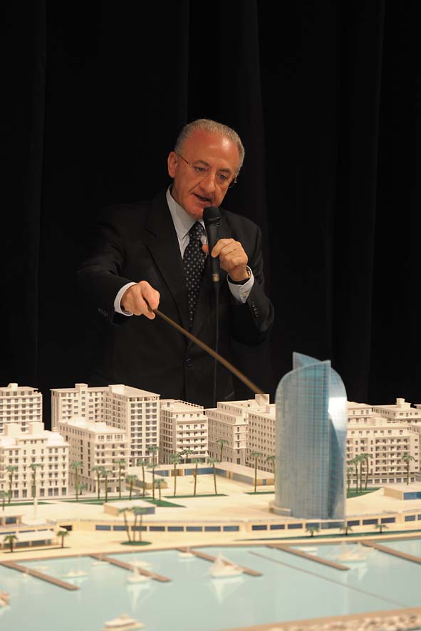   Il Sindaco De Luca presenta il plastico del fronte del mare da piazza della Liberta' a piazza della Concordia. Palazzo di Citta', sabato 12 dicembre 2009
