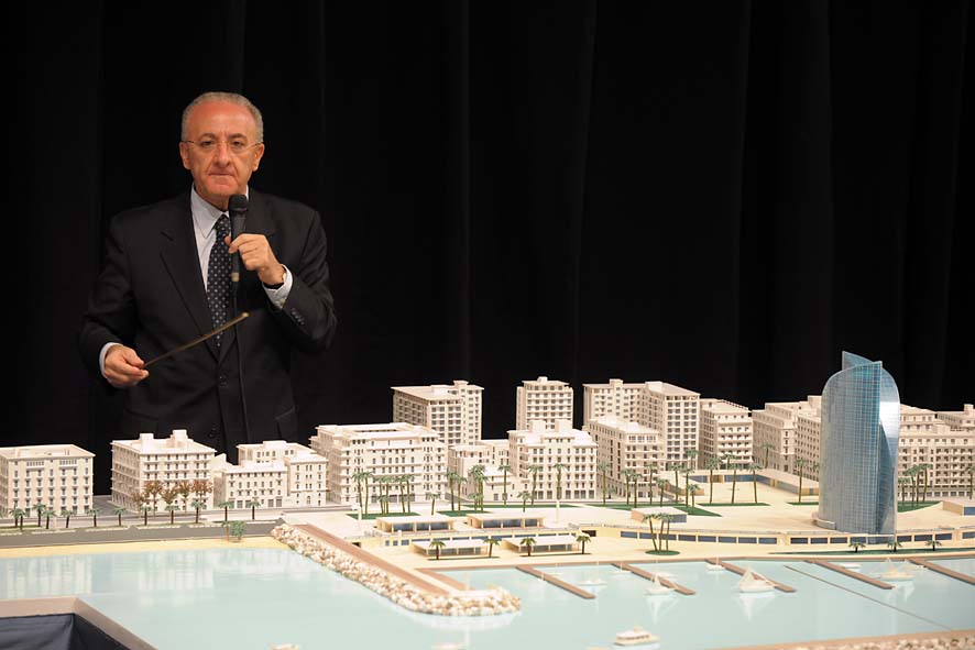   Il Sindaco De Luca presenta il plastico del fronte del mare da piazza della Liberta' a piazza della Concordia. Palazzo di Citta', sabato 12 dicembre 2009
