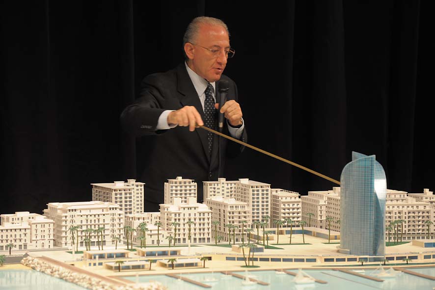   Il Sindaco De Luca presenta il plastico del fronte del mare da piazza della Liberta' a piazza della Concordia. Palazzo di Citta', sabato 12 dicembre 2009
