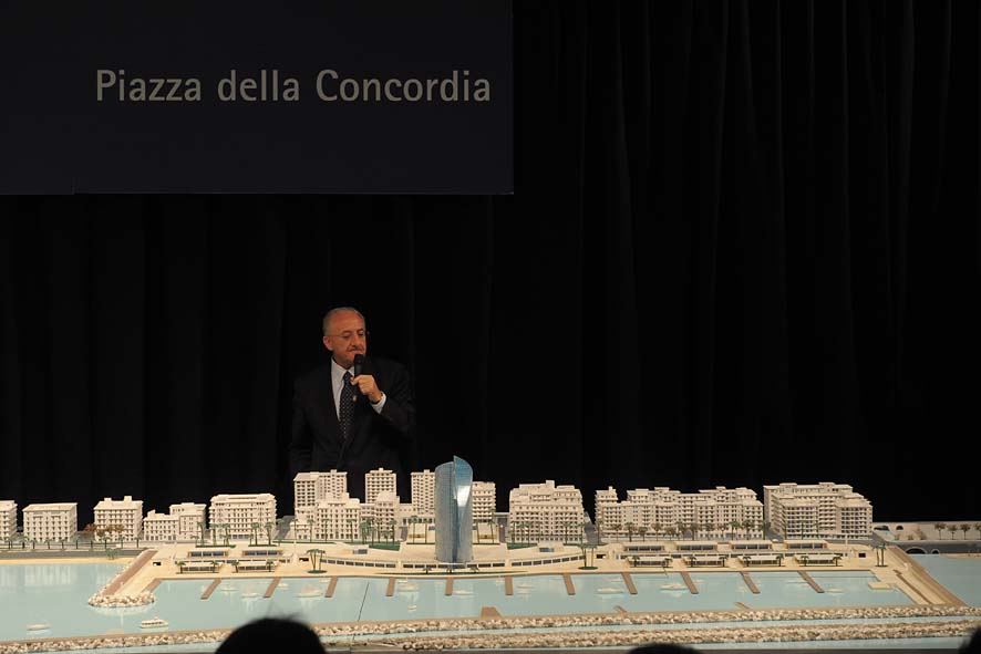   Il Sindaco De Luca presenta il plastico del fronte del mare da piazza della Liberta' a piazza della Concordia. Palazzo di Citta', sabato 12 dicembre 2009
