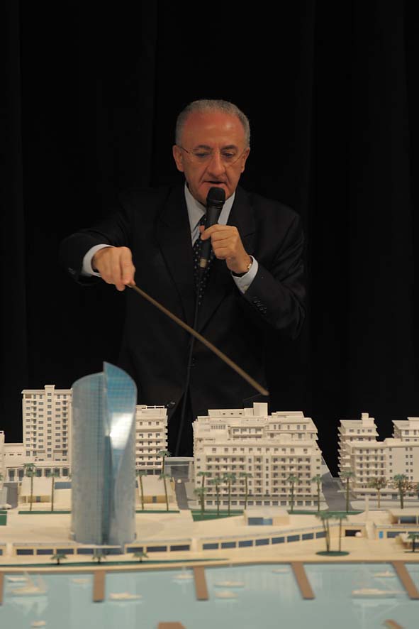   Il Sindaco De Luca presenta il plastico del fronte del mare da piazza della Liberta' a piazza della Concordia. Palazzo di Citta', sabato 12 dicembre 2009
