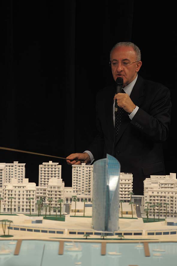  Il Sindaco De Luca presenta il plastico del fronte del mare da piazza della Liberta' a piazza della Concordia. Palazzo di Citta', sabato 12 dicembre 2009
