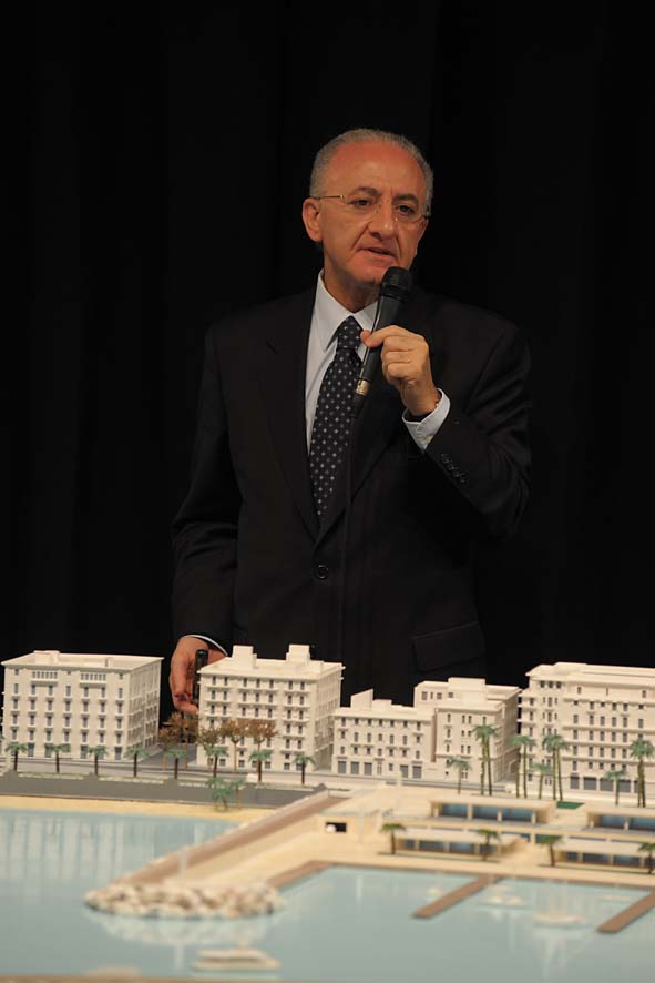   Il Sindaco De Luca presenta il plastico del fronte del mare da piazza della Liberta' a piazza della Concordia. Palazzo di Citta', sabato 12 dicembre 2009

