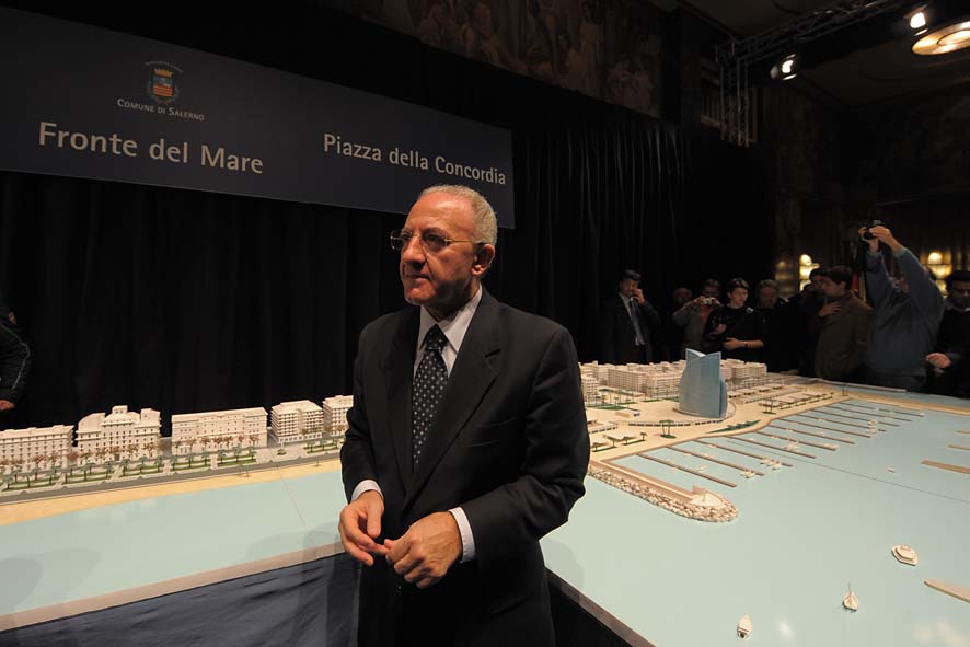   Il Sindaco De Luca presenta il plastico del fronte del mare da piazza della Liberta' a piazza della Concordia. Palazzo di Citta', sabato 12 dicembre 2009
