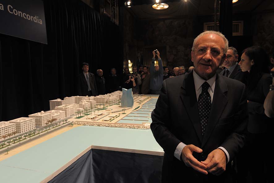   Il Sindaco De Luca presenta il plastico del fronte del mare da piazza della Liberta' a piazza della Concordia. Palazzo di Citta', sabato 12 dicembre 2009
