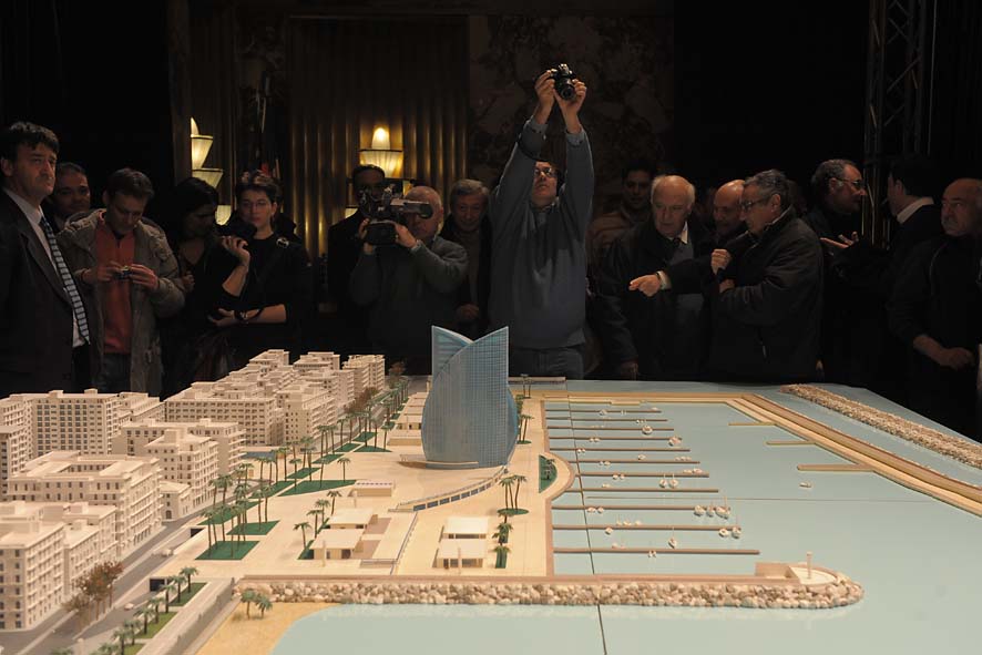   Il Sindaco De Luca presenta il plastico del fronte del mare da piazza della Liberta' a piazza della Concordia. Palazzo di Citta', sabato 12 dicembre 2009
