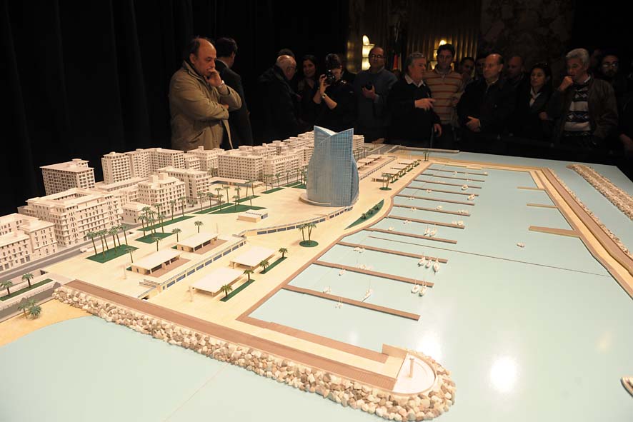   Il Sindaco De Luca presenta il plastico del fronte del mare da piazza della Liberta' a piazza della Concordia. Palazzo di Citta', sabato 12 dicembre 2009
