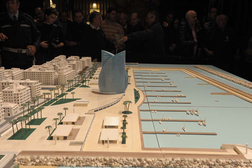   Il Sindaco De Luca presenta il plastico del fronte del mare da piazza della Liberta' a piazza della Concordia. Palazzo di Citta', sabato 12 dicembre 2009
