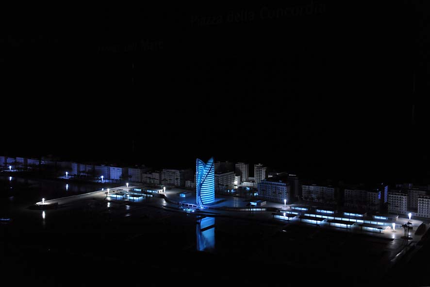  Il Sindaco De Luca presenta il plastico del fronte del mare da piazza della Liberta' a piazza della Concordia. Palazzo di Citta', sabato 12 dicembre 2009
