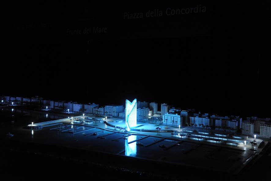   Il Sindaco De Luca presenta il plastico del fronte del mare da piazza della Liberta' a piazza della Concordia. Palazzo di Citta', sabato 12 dicembre 2009
