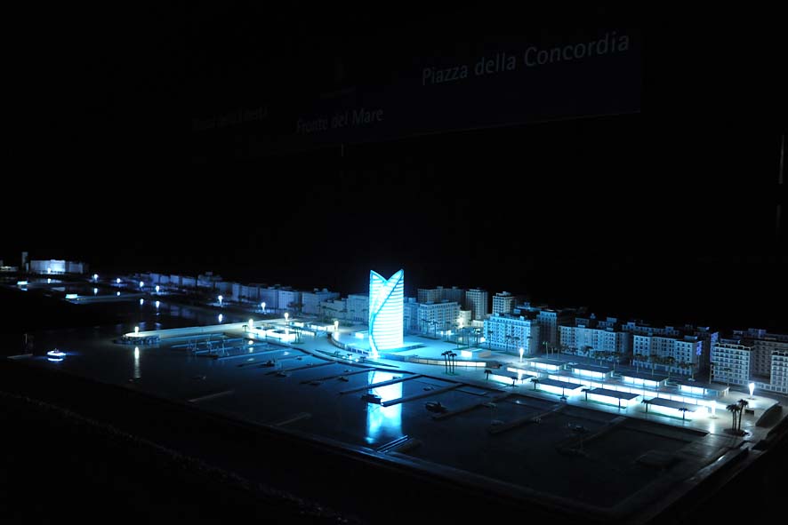  Il Sindaco De Luca presenta il plastico del fronte del mare da piazza della Liberta' a piazza della Concordia. Palazzo di Citta', sabato 12 dicembre 2009
