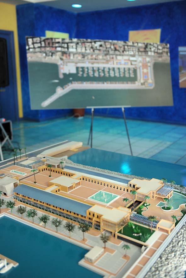   Presentazione del plastico del Polo nautico con il Sindaco De Luca. Salerno, 9 maggio 2011
