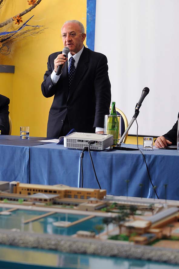   Presentazione del plastico del Polo nautico con il Sindaco De Luca. Salerno, 9 maggio 2011
