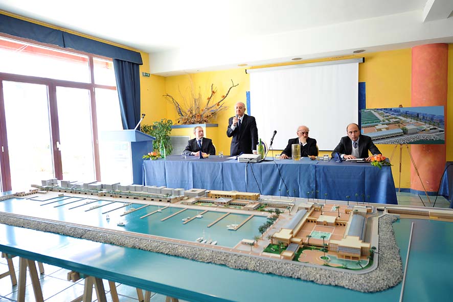   Presentazione del plastico del Polo nautico con il Sindaco De Luca. Salerno, 9 maggio 2011
