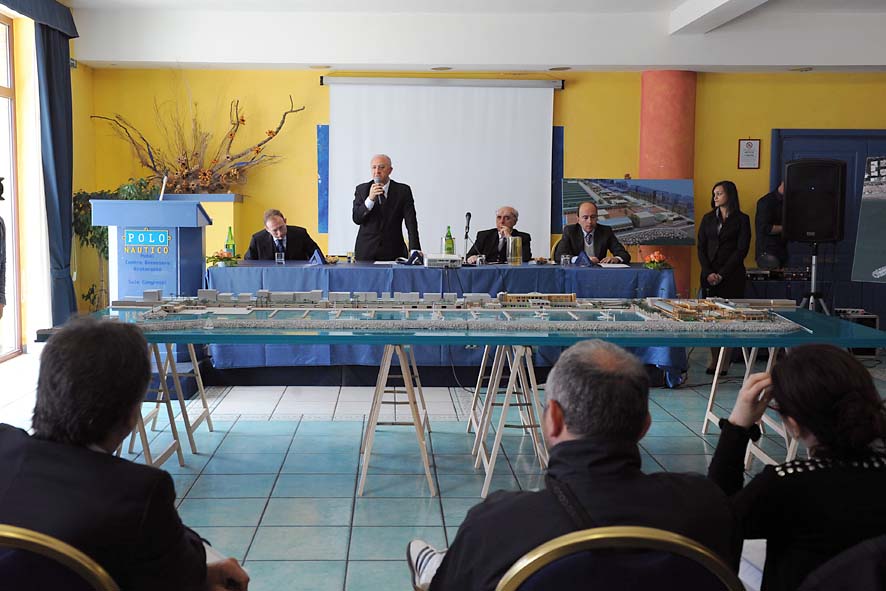   Presentazione del plastico del Polo nautico con il Sindaco De Luca. Salerno, 9 maggio 2011
