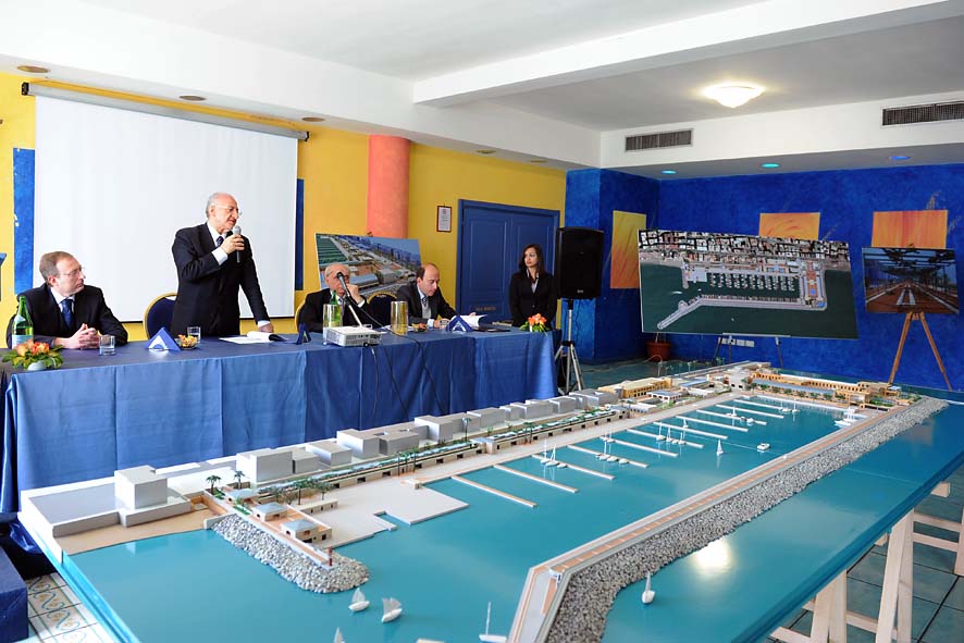   Presentazione del plastico del Polo nautico con il Sindaco De Luca. Salerno, 9 maggio 2011
