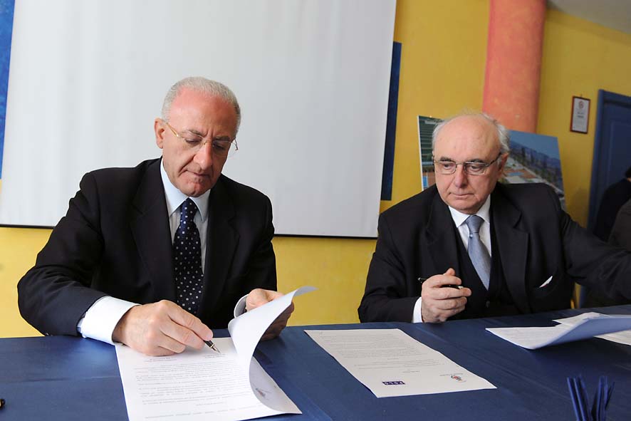   Presentazione del plastico del Polo nautico con il Sindaco De Luca. Salerno, 9 maggio 2011
