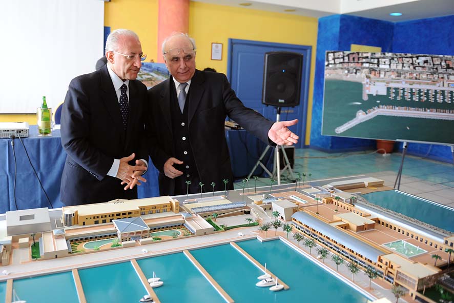   Presentazione del plastico del Polo nautico con il Sindaco De Luca. Salerno, 9 maggio 2011
