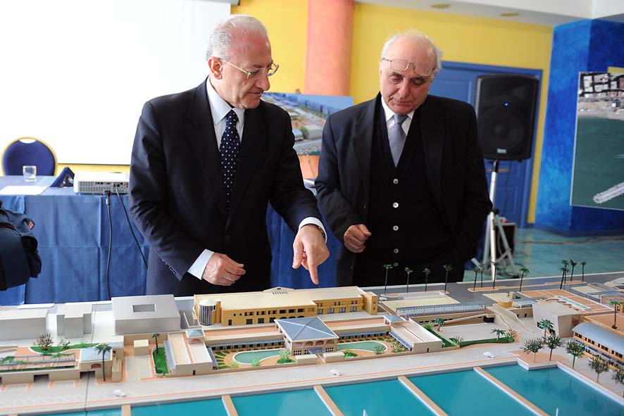   Presentazione del plastico del Polo nautico con il Sindaco De Luca. Salerno, 9 maggio 2011
