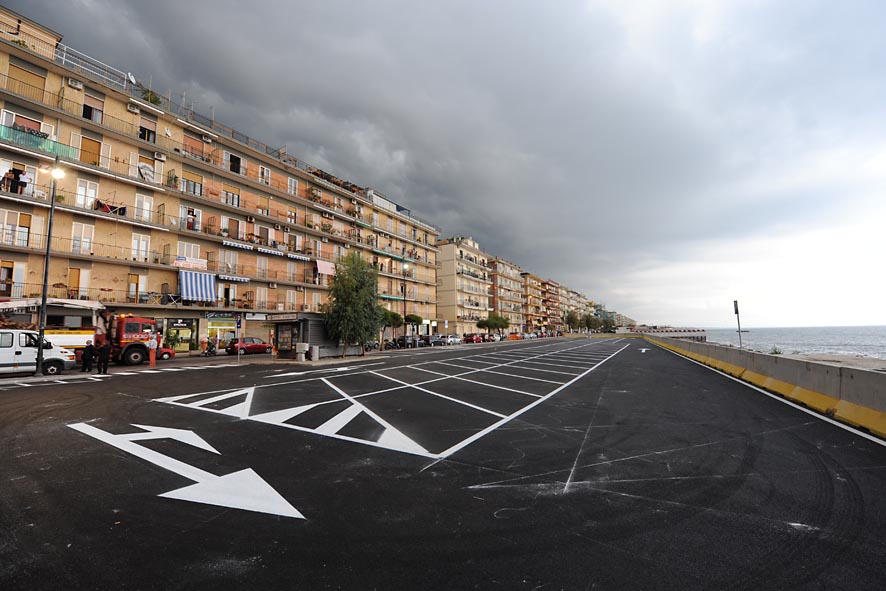   Il Sindaco De Luca inaugura la nuova passeggiata a mare, i parcheggi e la pubblica illuminazione sul Lungomare, tra Polo Nautico e Porticciolo Pastena. 17 settembre 2009
