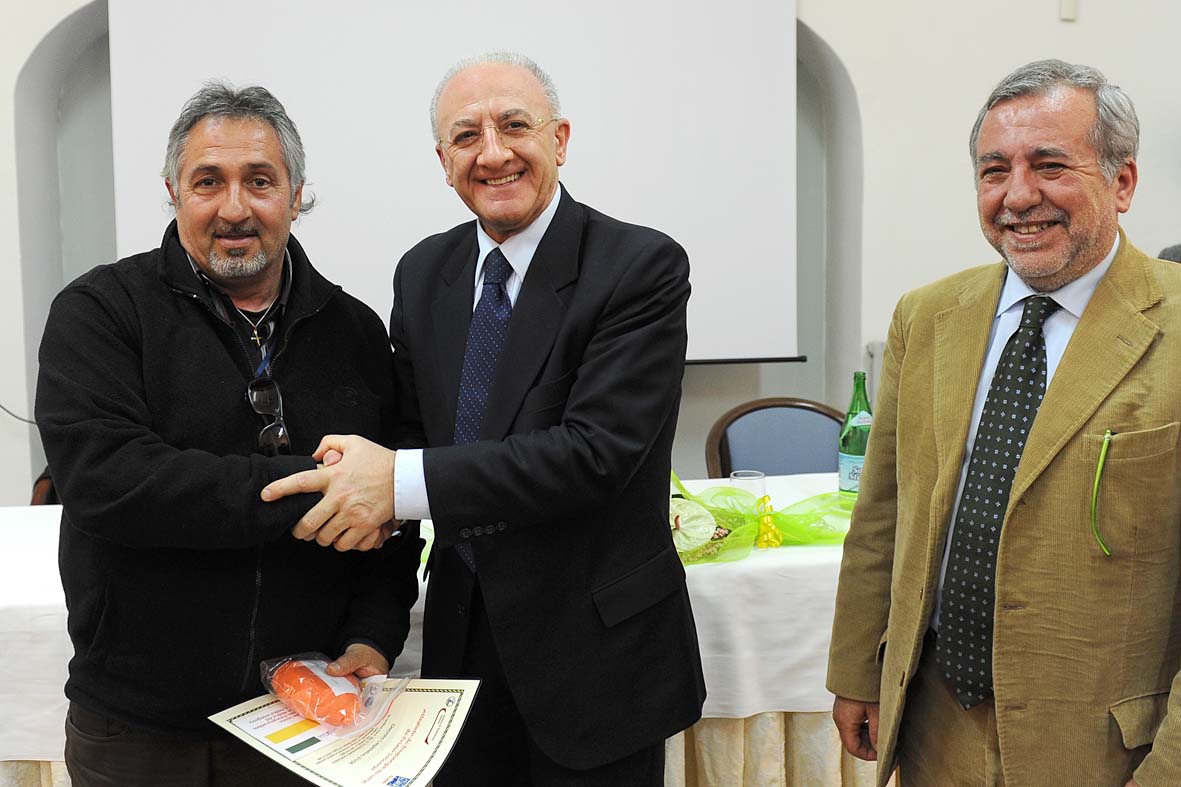   Il Sindaco De Luca consegna attestati ai tassisti salernitani
