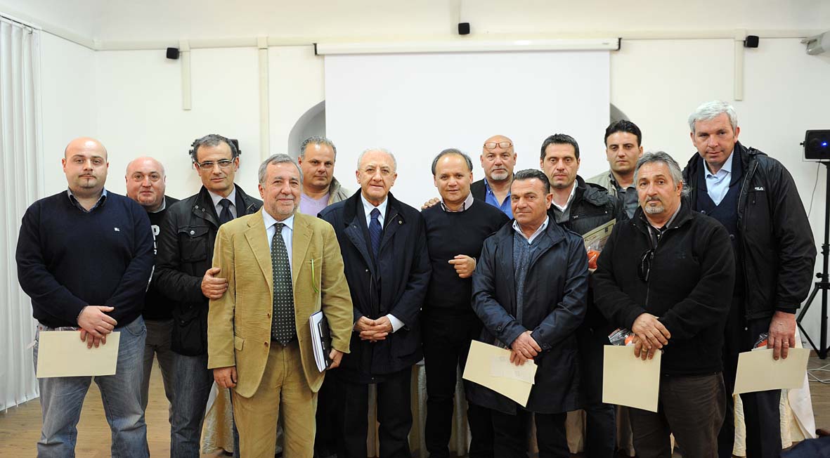   Il Sindaco De Luca consegna attestati ai tassisti salernitani
