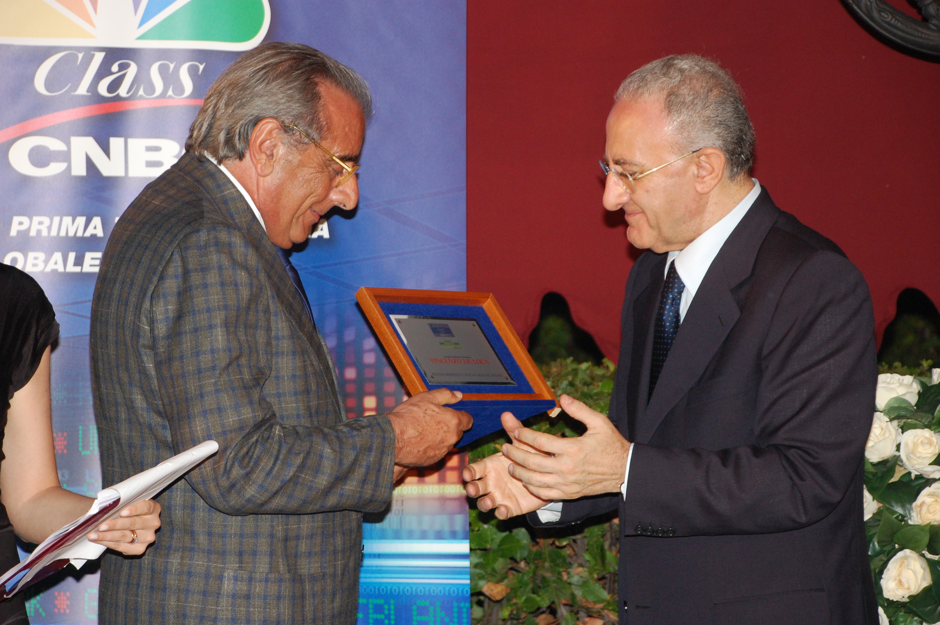   Assegnato al Sindaco di Salerno Vincenzo De Luca  il premio Campania Awards 2009 per la Pubblica Amministrazione. Napoli, 6 luglio 2009
