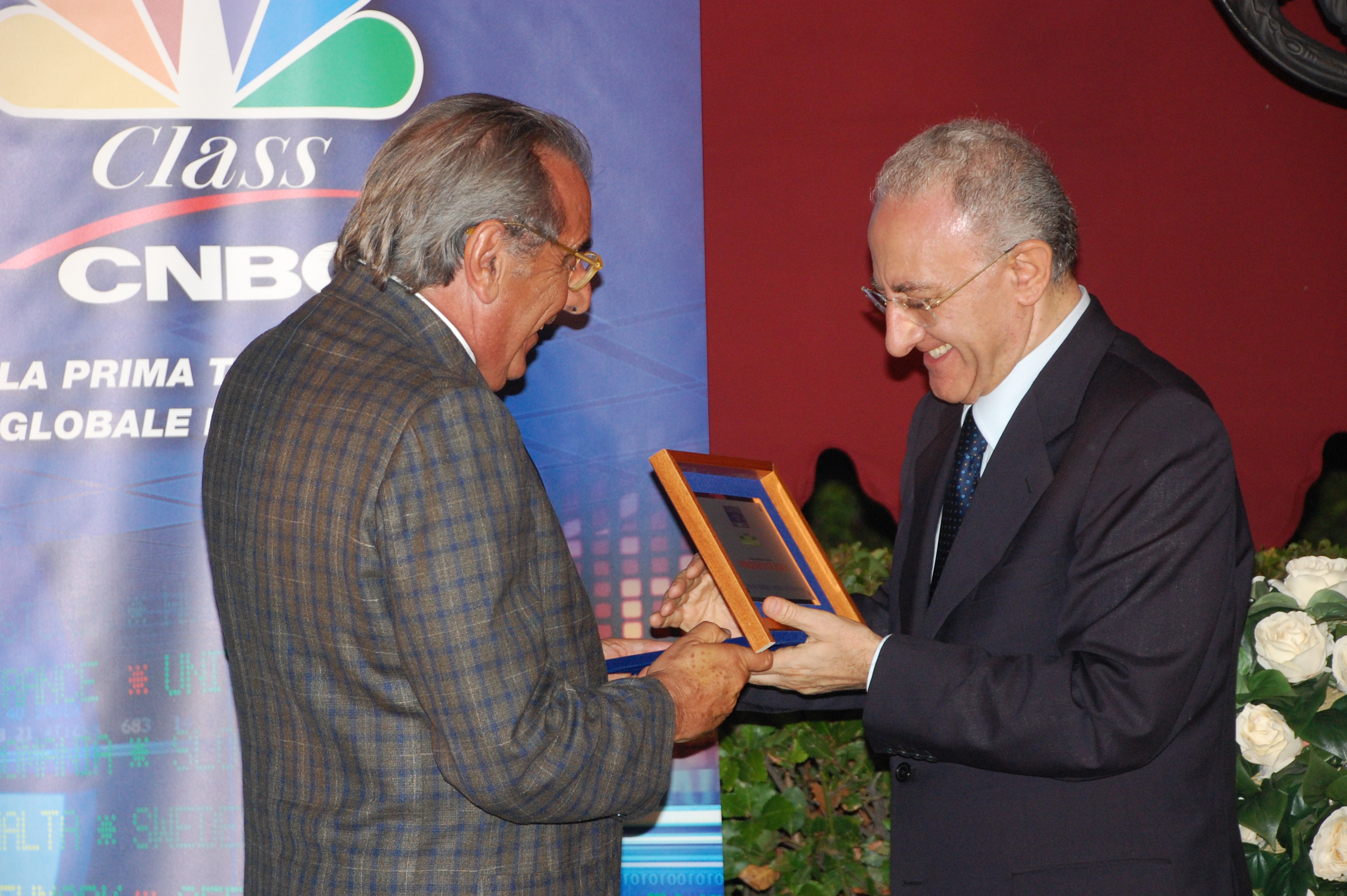   Assegnato al Sindaco di Salerno Vincenzo De Luca  il premio Campania Awards 2009 per la Pubblica Amministrazione. Napoli, 6 luglio 2009
