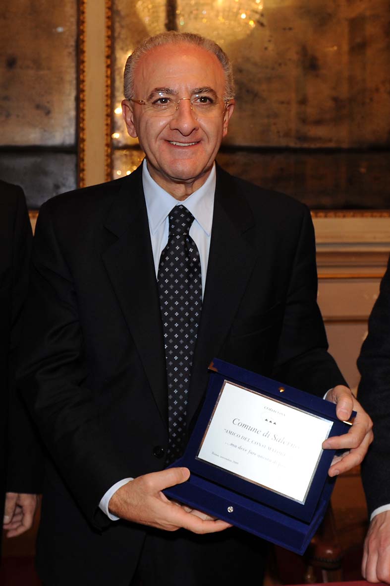   Assegnato al Sindaco di Salerno Vincenzo De Luca il premio Amico del Consumatore del CODACONS. Napoli, 14 novembre 2009 
