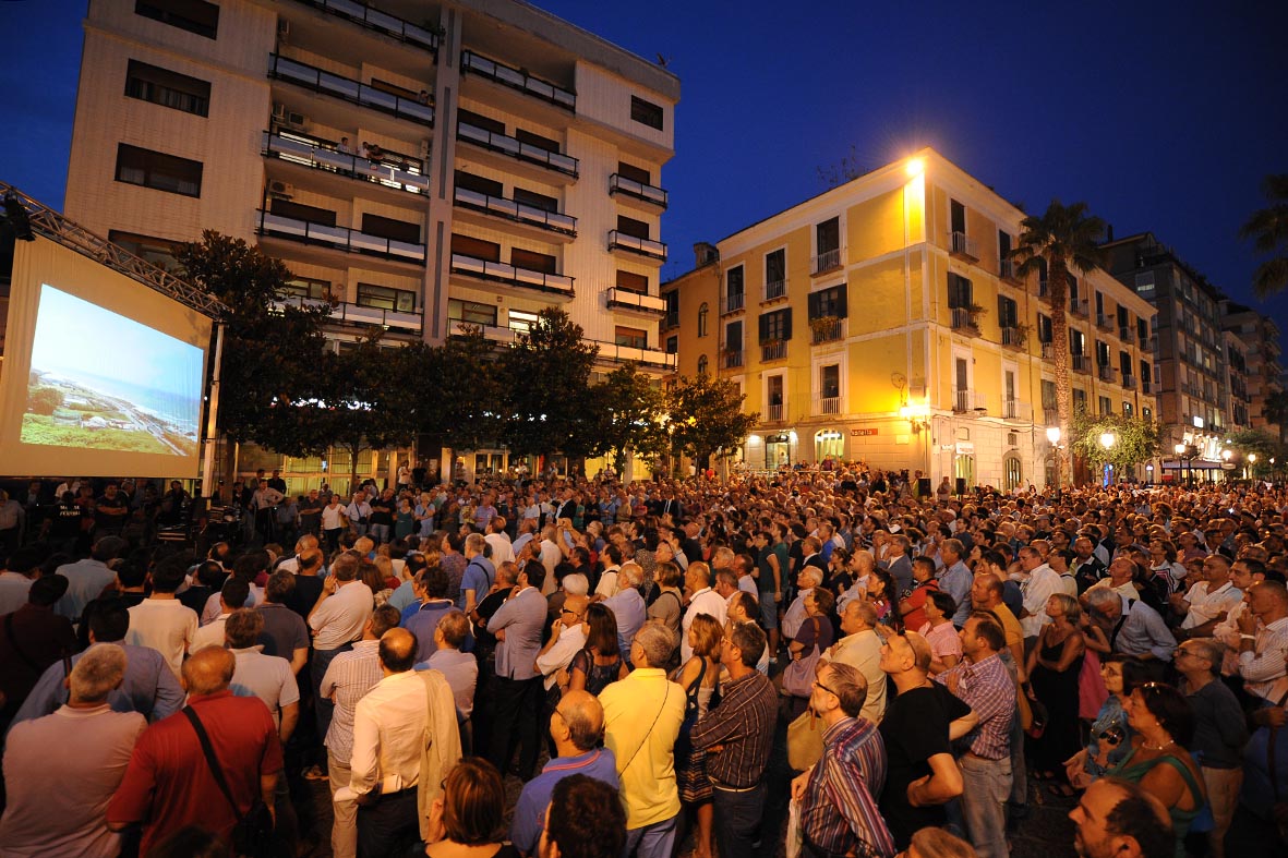   Esposto in Piazza Portanova il nuovo plastico del Crescent e di Piazza della Liberta' 
