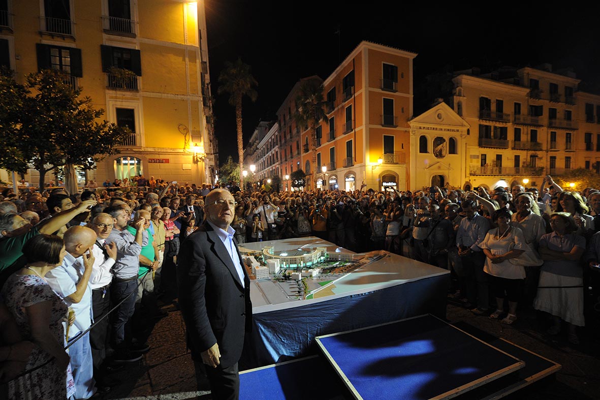   Esposto in Piazza Portanova il nuovo plastico del Crescent e di Piazza della Liberta' 
