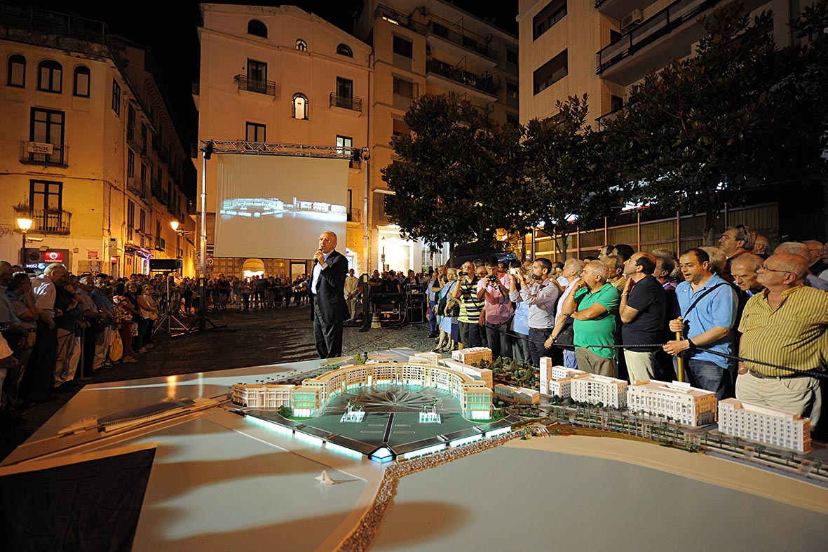   Esposto in Piazza Portanova il nuovo plastico del Crescent e di Piazza della Liberta' 
