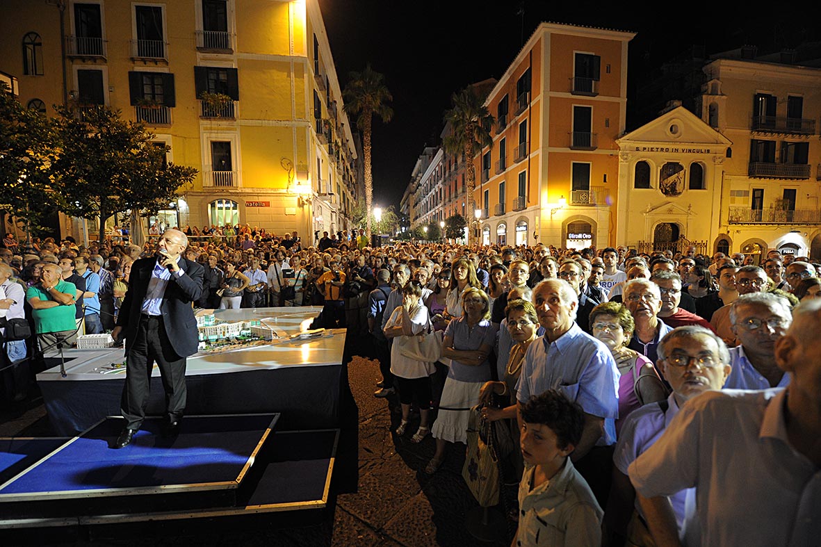   Esposto in Piazza Portanova il nuovo plastico del Crescent e di Piazza della Liberta' 
