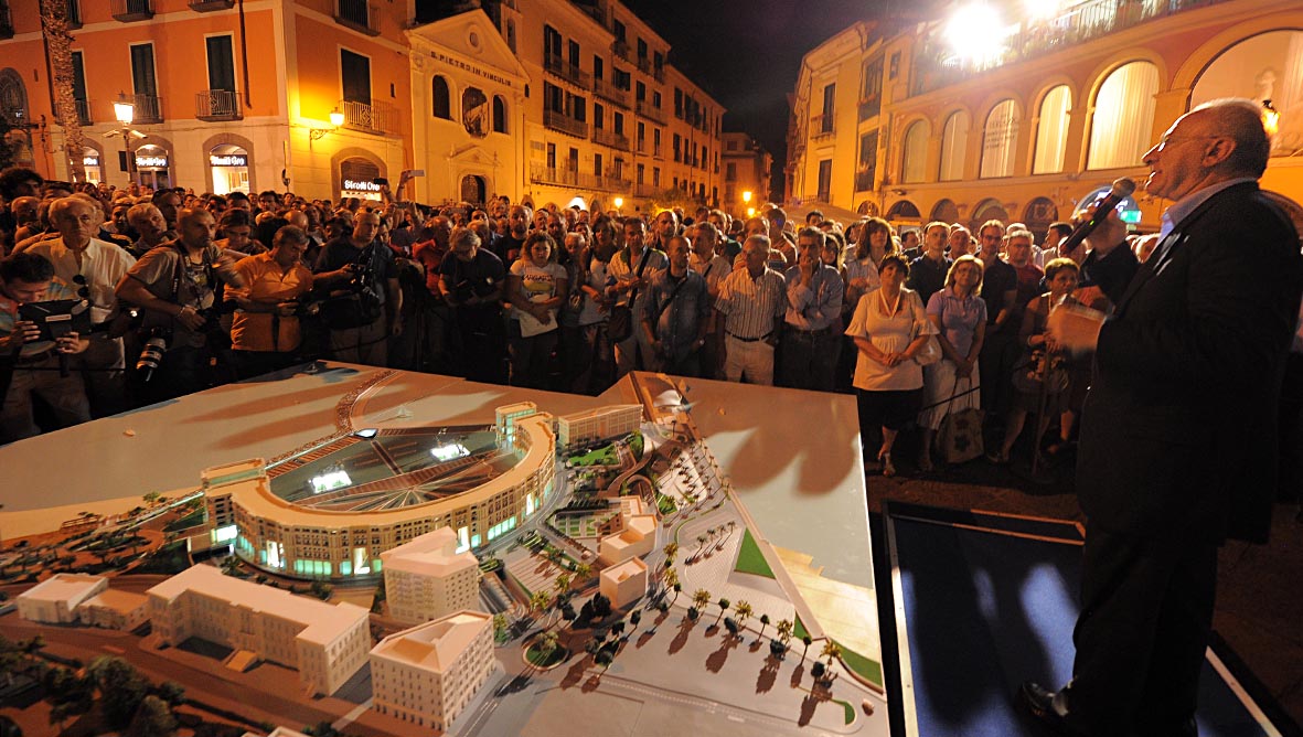   Esposto in Piazza Portanova il nuovo plastico del Crescent e di Piazza della Liberta' 
