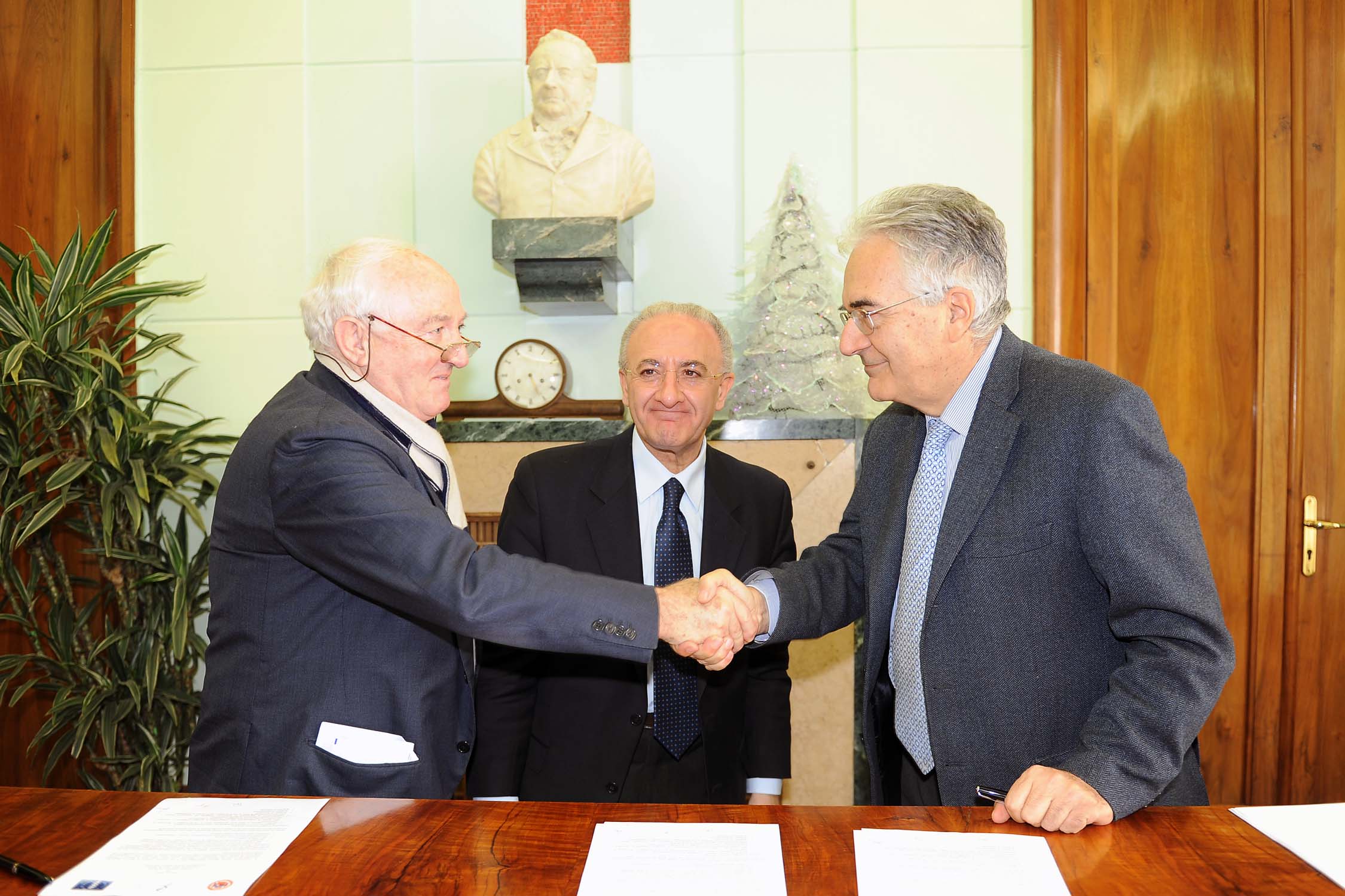   Sottoscrizione Protocollo dintesa tra Fondazione Scuola Medica Salernitana, Universit di Salerno e Istituto Superiore di Sanita'. Comune di Salerno, 7 gennaio 2010

