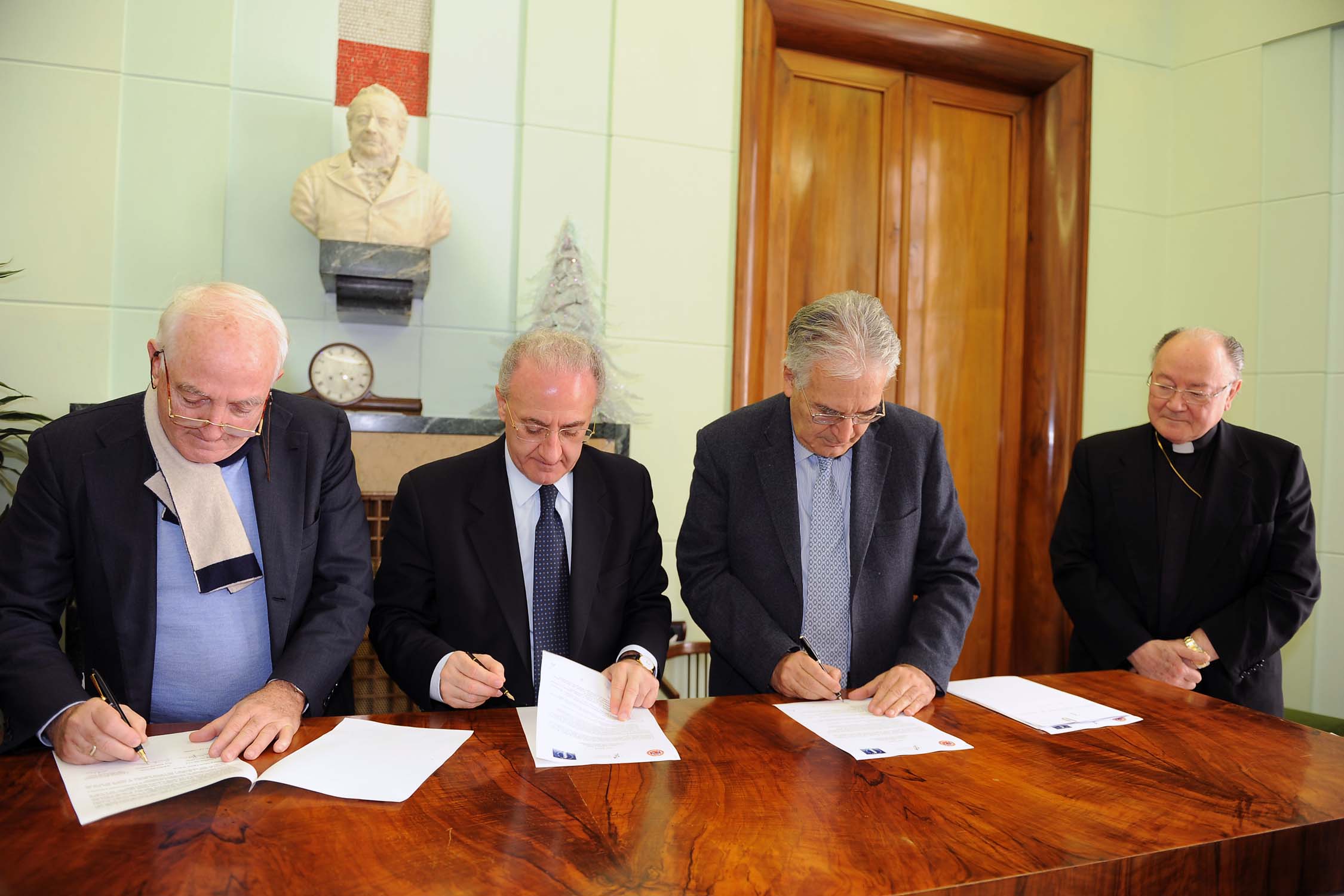   Sottoscrizione Protocollo dintesa tra Fondazione Scuola Medica Salernitana, Universit di Salerno e Istituto Superiore di Sanita'. Comune di Salerno, 7 gennaio 2010
