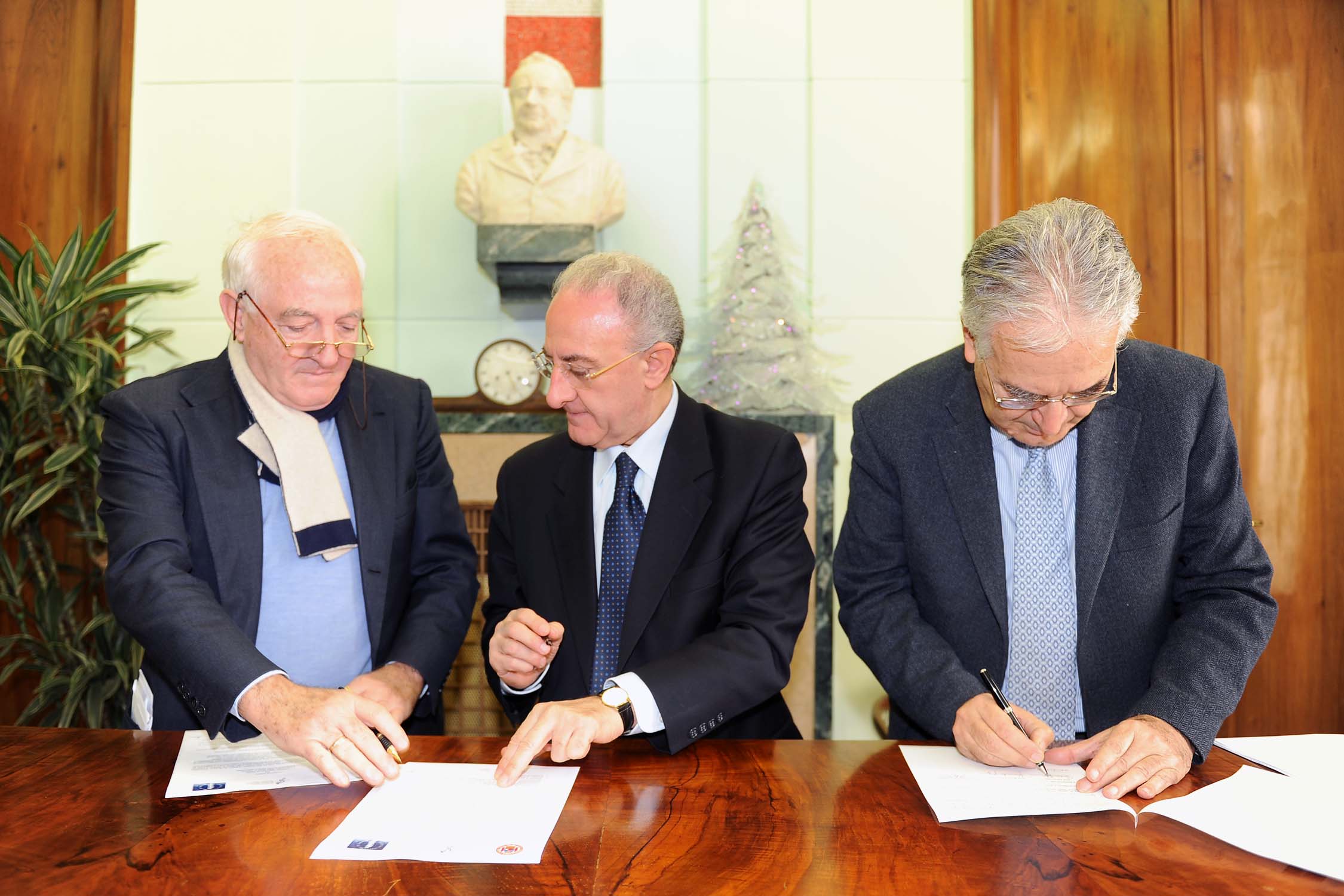   Sottoscrizione Protocollo dintesa tra Fondazione Scuola Medica Salernitana, Universit di Salerno e Istituto Superiore di Sanita'. Comune di Salerno, 7 gennaio 2010
