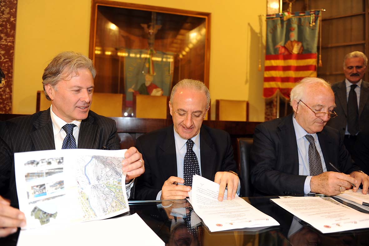   Riqualificazione urbanistica zona Stazione Centrale di Salerno . Firma Protocollo di Intesa Comune - Universita'. Salerno, Palazzo di Citta' 20 aprile 2010
