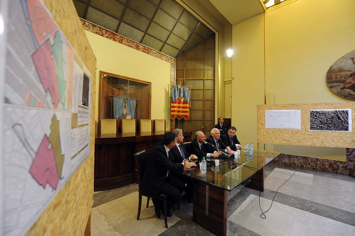   Riqualificazione urbanistica zona Stazione Centrale di Salerno . Firma Protocollo di Intesa Comune - Universita'. Salerno, Palazzo di Citta' 20 aprile 2010
