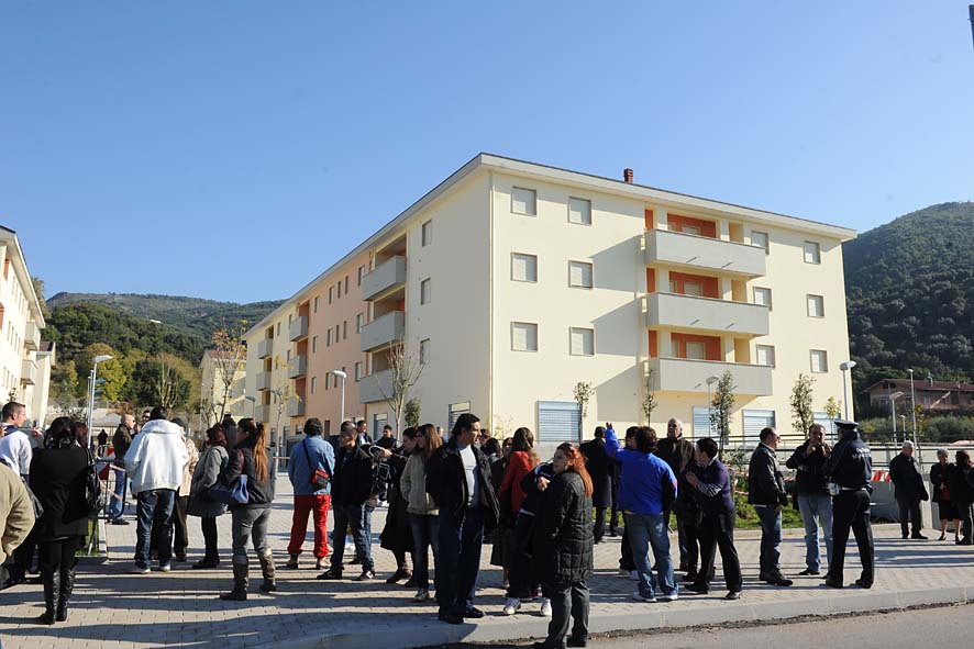   Il Sindaco Vincenzo De Luca consegna 98 alloggi in Via Marchiafava
